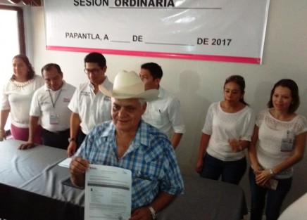 Pedro Viadana González, candidato independiente a la  alcaldía de Papantla, acudió a registrarse ante el OPLE. 
