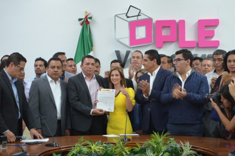 La tarde de este domingo Ana Miriam Ferráez  acudió al OPLE a registarse como candidata a la alcaldía de Xalapa por la alianza  PAN-PRD.  