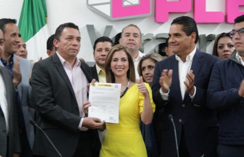 La tarde de este domingo Ana Miriam Ferráez  acudió al OPLE a registarse como candidata a la alcaldía de Xalapa por la alianza  PAN-PRD.  