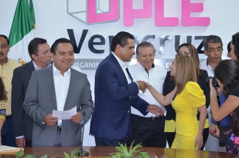 Como invitado especial al registro de Ana Miriam Ferráez estuvo el gobernador de Michoacán, Silvano Aureoles. 