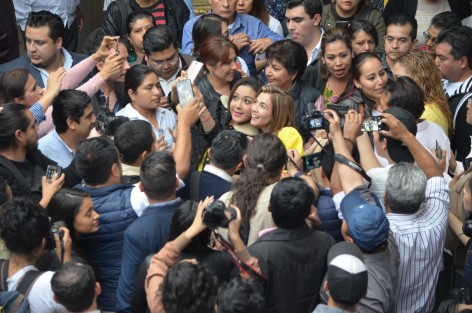Seguidores de Ana Miriam Ferráez la acompañaron a su registro. 