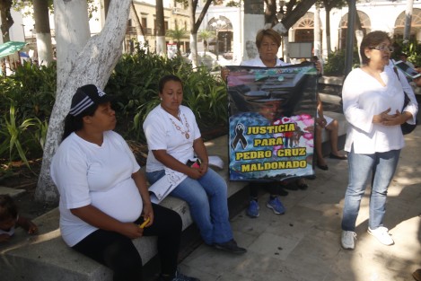 Familiares del señor Pedro Cruz Maldonado, asesinado durante el enfrentamiento entre sindicatos de TAMSA, protestaron por que aun no hay detenidos por este delito.