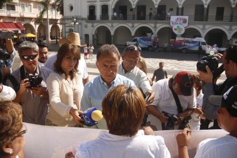  El gobernador de Veracruz, Miguel Ángel Yunes Linares, los atendió previo a la presentación del nuevo proyecto del bulevar Ávila Camacho.