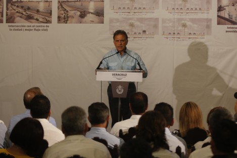 El gobernador de Veracruz, Miguel Ángel Yunes Linares, presentó el programa de Modernización del Bulevar Ávila Camacho en el que se invertirán más de 100 millones de pesos, en beneficio de los municipios de Veracruz, y por supuesto Boca del Río. 