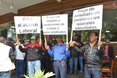 Empleados del Ayuntamiento de Perote denunciaron acoso laboral e incumplimiento del contrato colectivo de trabajo por parte del alcalde, Víctor Manuel Cortés, tales como retención de prestaciones y amenazas por solicitar implementos para realizar su trabajo. 