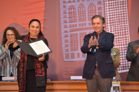 En el marco de la FILU 2017, se llevó a cabo la  entrega de la Medalla al Mérito  Universitario al Dr. Edward L Gibson, de manos de la Rectora de la UV Sara Ladrón de Guevara.