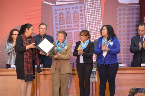 El Colectivo Solecito, conformado por madres de personas desaparecidas, fue reconocido este día en la FILU, con la medalla al Mérito Universitario, magna presea que la UV otorga a personajes destacados. La Rectora Sara Ladrón de Guevara fue la encargada de entregar dicho reconocimiento. 