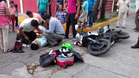 Un motociclista resultó seriamente lesionado luego de que fuera arrollado por un taxi, cuando se desplazaba por calles de la colonia San Pedro, de Cuitláhuac, el presunto responsable, un taxista, se dio a la fuga.