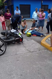 Un motociclista resultó seriamente lesionado luego de que fuera arrollado por un taxi, cuando se desplazaba por calles de la colonia San Pedro, de Cuitláhuac, el presunto responsable, un taxista, se dio a la fuga.