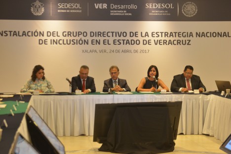 En compañía de Delegados federales y estatales, el director general de LICONSA y enlace de alta responsabilidad de ENI Veracruz, Héctor Pablo Ramírez Puga, y el gobernador del estado, Miguel Ángel Yunes Linares, participaron en la instalación del Grupo Directivo de la Estrategia Nacional de Inclusión en el Estado. 