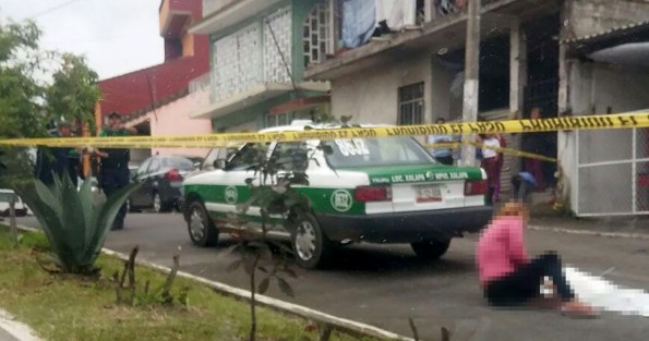 Una menor de 3 años y medio falleció al ser atropellada por un taxi en la calle Luis Hidalgo Monroy, colonia Rafael Lucio, en Xalapa, cuando se soltó de la mano de su madre y corrió hacia la calle, por donde circulaba el vehículo. El chofer se dio a la fuga. 
