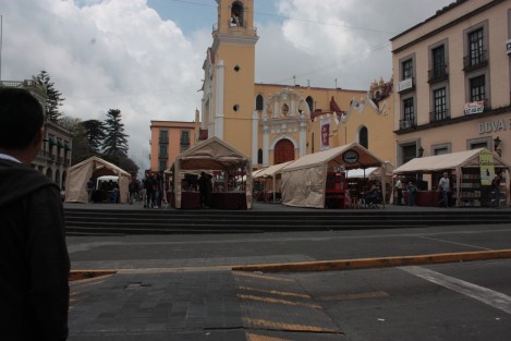 Desde este domingo 23 de abril, Día del Libro, en la Plaza Lerdo se lleva a cabo el<em> Festival Cultural del Día Internacional del Libro Xalapa 2017</em>; en el cual además de expoventa, se realizan lecturas, presentaciones, entre otras actividades. Dicho festival concluye el domingo 30 de abril. 
