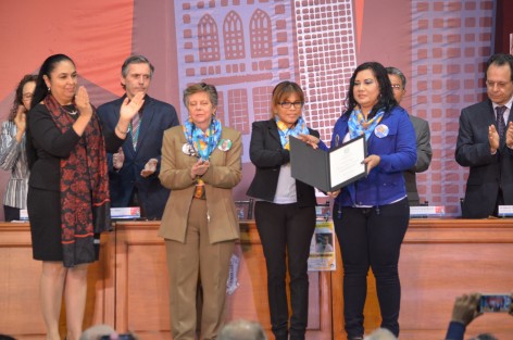 La presea y el reconocimiento fue recibida por Rosalía Castro Toss, Marcela Zurita y Basilia Bonastre, a nombre de todos los integrantes del colectivo por su lucha tenaz para recuperar la dignidad humana de los desaparecidos, llevada a cabo sin más recursos que su valentía y determinación. 