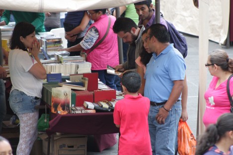 Desde el pasado 23 al 30 de abril, en la Plaza Lerdo de esta ciudad, el público podrá asistir a charlas, lecturas en voz alta, presentación de autores, disfrutar música en vivo y aprovechar la expoventa que ofrece el Festival Cultural del Día Internacional del Libro Xalapa 2017. 