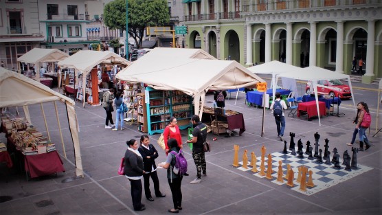 Entre las actividades que se realizan en el Festival Cultural del Día Internacional del Libro Xalapa 2017, en la Plaza Lerdo, se realizan juegos de ajedrez. 
