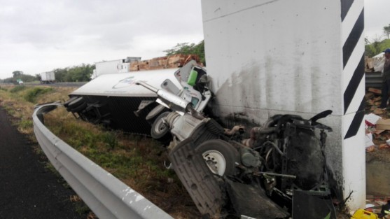 Un trailero resultó seriamente lesionado, luego de que su unidad se estrellara contra el muro de un puente en la autopista Tinajas-Cosamaloapan. Tras el impacto el chofer quedó prensado; fue rescatado y trasladado para su atención médica.  