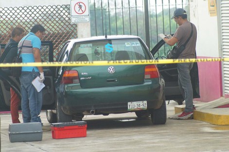 Dos personas fueron víctimas de un atentado la tarde de este lunes  en la localidad de Texcapa,municipio de Atzalan, cuando dos sujetos llegaron a agredirlos con arma de fuego; fueron trasladados al hospital  de Atzalan, pero uno de ellos no llegó con vida. Se informó que son familiares del alcalde de Atzalan.