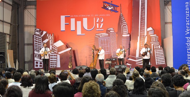 El internacional Tlen Huicani, se presentó dentro del programa artístico de la FILU 2017. Dirigidos por el maestro Alberto de la Rosa, el grupo deleitó, tal como lo hace en cualquier recinto del mundo donde se presente, al público asistente. 