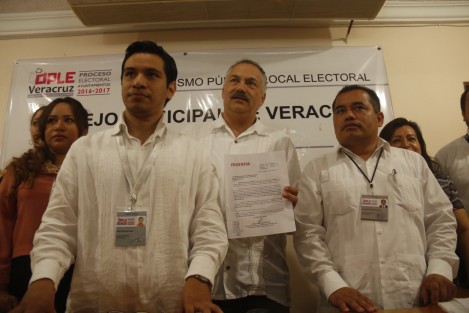El empresario Ricardo Exome Zapata acudió a las oficinas del OPLE donde solicitó su registro como candidato a la alcaldía de Veracruz por el partido MORENA. 