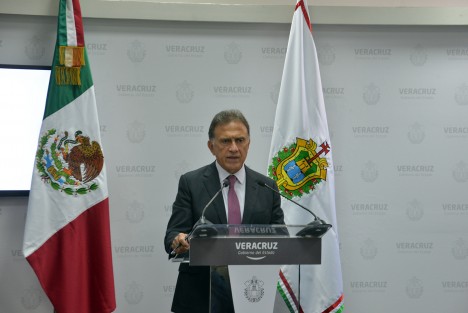 El gobernador Miguel Ángel Yunes Linares, anunció la iniciativa que presentará al Congreso del Estado de modificación a la Ley de Tránsito, ésta con el fin de combatir la corrupción que desde hace muchos años ha imperado en esa dependencia.