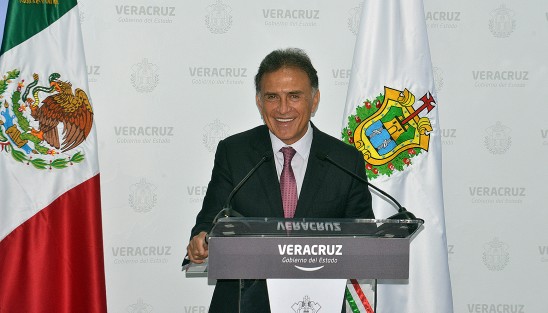 Al ser cuestionado Miguel Ángel Yunes por los casos en que actualmente se está mencionando a Gina Domínguez, exvocera del Gobierno del Estado durante la pasada administración y el caso de MORENA, simplemente sonrió hasta con los ojos. 