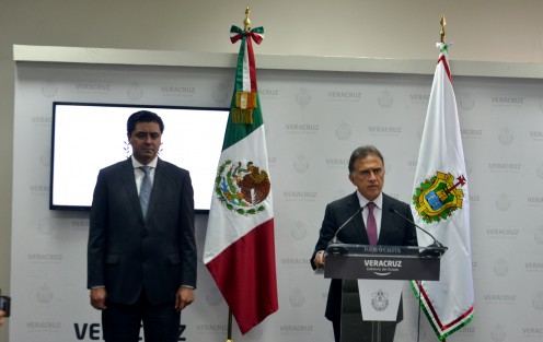 El gobernador Miguel Ángel Yunes Linares, anunció la iniciativa que presentará al Congreso del Estado de modificación a la Ley de Tránsito, ésta con el fin de combatir la corrupción que desde hace muchos años ha imperado en esa dependencia. Entre las medidas que destacó está el cese de malos elementos y la reducción de multas para evitar las mordidas.... ¡Ah! y el secretario de Gobierno también estuvo presente.  
