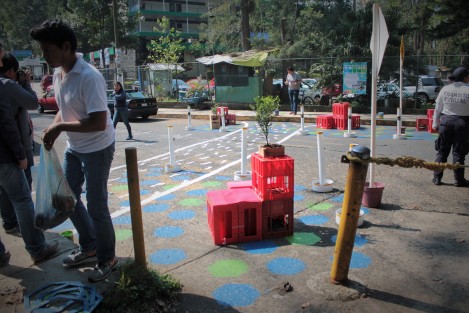 Estudiantes de la Facultad de Arquitectura UV, realizan prácticas de urbanismo táctico en los alrededores de su escuela. Además de señalar el cruce peatonal, implementaron mobiliario urbano para peatones y crearon una galería peatonal. 