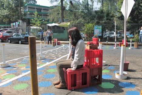 Estudiantes de la Facultad de Arquitectura UV, realizan prácticas de urbanismo táctico en los alrededores de su escuela. Además de señalar el cruce peatonal, implementaron mobiliario urbano para peatones y crearon una galería peatonal. 