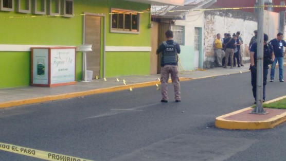 Testigos refieren que los agresores entraron  al bar y abreron fuego contra los presentes. De las mujeres heridas 3 fueron trasladadas graves a hospitales. 