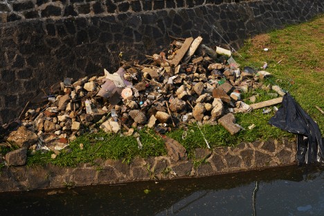 Lamentablemente quedó a medias la limpieza que se realizaba en el primer lago del Paseo de los Lagos de Xalapa, ya que los residuos que sacaron fueron dejados a orillas de  éste, aunado a que la gente continúa arrojando basura. 