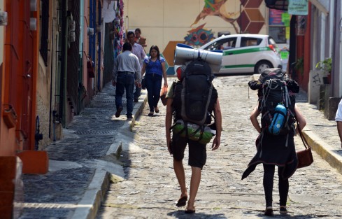 Mochileros visitan Xalapa. Ojalá y éstos sean de los que sí dejan derrama económica, pues medios informan que se ha globalizado el fenómeno de los trotamundos, quienes viajan a base de pedir apoyo en los lugares que  visitan.