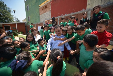 El alcalde de Xalapa, Américo Zúñiga Martínez, inauguró la barda perimetral de la Primaria Libertad Hernández Landa, en la colonia Bugambilias del Sumidero, obra que requirió una inversión de más de 529 mil pesos provenientes del Fondo para el Fortalecimiento de los Estados y los Municipios (Fortalece).