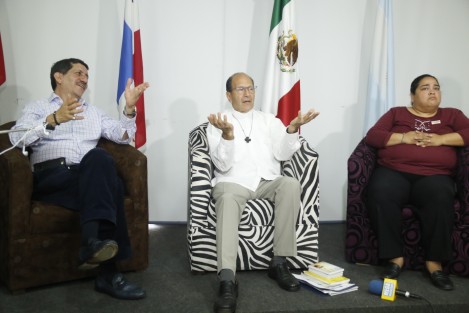 El sacerdote Alejandro Solalinde, ofreció una rueda de prensa a medios de comunicación previo a la presentación de su libro <em>El Reino de Dios</em>, acompañado de Arturo Mattielo y la diputada Patricia Rodríguez Cueto. 