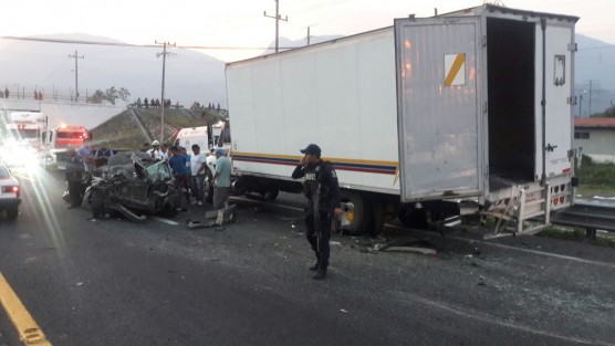 La mañana de este miércoles se registró un aparatoso accidente en la autopista Veracruz-Puebla, en el tramo Ciudad Mendoza – Esperanza entre un automóvil particular y un camión de carga; tras el impacto dos personas resultaron lesionadas.