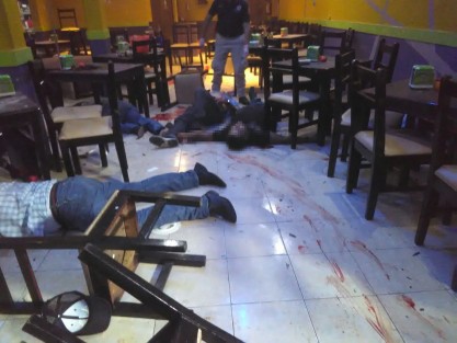 La tarde del martes, un grupo de hombres fuertemente armados, irrumpieron dentro del bar La Botana y acribilló a 5 personas, dejando lesionados al menos a 4 personas más que se encontraban en el interior del antro, el cual está ubicado en la colonia Ferrer Guardia al sur de la ciudad.