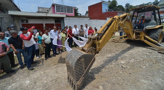 El alcalde  de Xalapa, Américo Zúñiga, en compañía de funcionarios del ayuntamiento y vecinos de la calle Mozart, de la colonia Lomas del Seminario, dio el banderazo de inicio de la pavimentación con concreto hidráulico de esta vía, la cual tendrá una inversión de 2 mdp.
