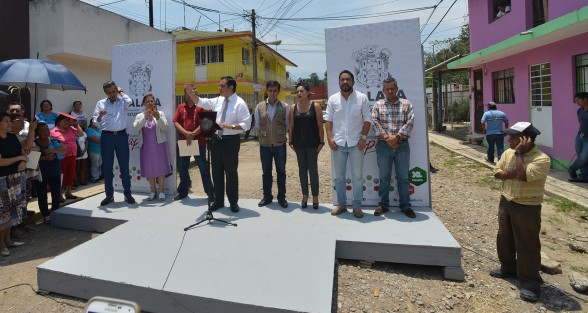 El alcalde  de Xalapa, Américo Zúñiga, en compañía de funcionarios del ayuntamiento y vecinos de la calle Mozart, de la colonia Lomas del Seminario, dio el banderazo de inicio de la pavimentación con concreto hidráulico de esta vía, la cual tendrá una inversión de 2 mdp.
