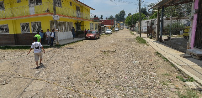 El alcalde  de Xalapa, Américo Zúñiga, en compañía de funcionarios del ayuntamiento y vecinos de la calle Mozart, de la colonia Lomas del Seminario, dio el banderazo de inicio de la pavimentación con concreto hidráulico de esta vía, la cual tendrá una inversión de 2 mdp.
