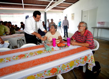 El alcalde Américo Zúñiga visitó el comedor comunitario que se encuentra en la calle de Mozart y que da servicio a las personas que se encuentran en un padrón, pero también a los que lo necesitan con un costo de 10 pesos.  