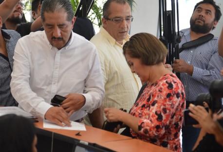 La diputada con licencia Eva Cadena, acudió a la Fiscalía del estado a presentar su denuncia contra quien resulte responsable por la grabación, filtración  y difusión del video donde aparee recibiendo dinero. Pide a las autoridades se revisen  los videos de los hoteles en donde recibió el efectivo y donde lo devolvió, para que se aclare el caso.  