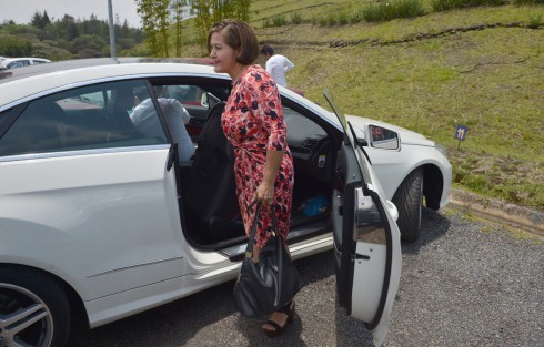 Eva Cadena declaró que volverá a su curul en cuanto las sesiones se reanuden. La mujer, quien ha reconocido públicamente que incurrió en un acto indebido, ahora es atacada en los medios por haber viajado en un auto de lujo, mismo que no conducía.  Algunos medios se han dado a la tarea de investgar el costo del mismo, sin embargo no le cuestionaron a ella, ni a su conductor, a quién pertecece el vehículo. 