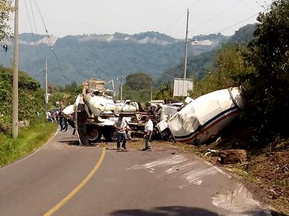 Una revolvedora quedó sin frenos en la carretera estatal Jilotepec-Linderos, impactando a otros tres vehículos. El chofer quedó prensado, resultando 6 personas lesionadas. 