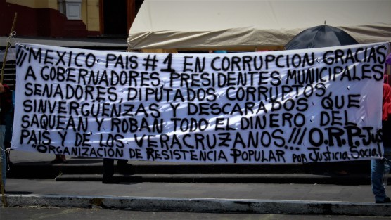 Organizaciones se manifestaron en la Plaza Lerdo demandando una audiencia con el gobernador Miguel Ángel Yunes Linares, para tratar el tema de la corrupción que tanto le preocupa.