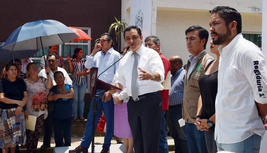 Trabajamos con honradez, probidad, eficacia y eficiencia, porque al hacerlo de esa forma podemos romper records de obra pública, afirmó el alcalde Américo Zúñiga Martínez al dar el banderazo de inicio a la pavimentación con concreto hidráulico de la calle Mozart, en la colonia Lomas del Seminario.  