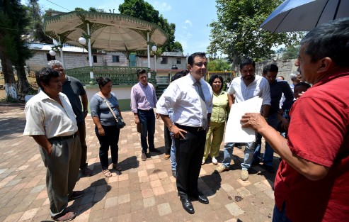 Durante su visita este miércoles al comedor comunitario de la calle Mozart, el alcalde de Xalapa, Américo Zúñiga, atendió a vecinos quienes solicitaron poner malla ciclónica en lugar, ya que por las noches un grupo de malvivientes ocupa el sitio para hacer sus fechorías, e incluso para tener relaciones sexuales en el sitio.

 