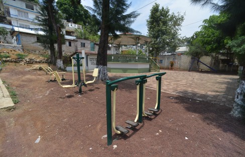La zona del comedor comunitario de la calle Mozart es uno de los sitios que han sido rehabilitadas por las autoridades; ahora se cuenta con aparatos para hacer ejercicio, y el kiosko fue rescatado del abandono.