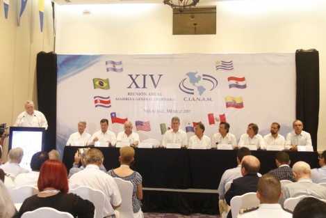 El gobernador de Veracruz, Miguel Ángel Yunes Linares, acudió a la XIV Reunión Anual de la Asamblea General Ordinaria de CIANAM, celebrada en Boca del Río. El director general de puertos, Guillermo Ruiz de Teresa, acompañó al mandatario estatal. 