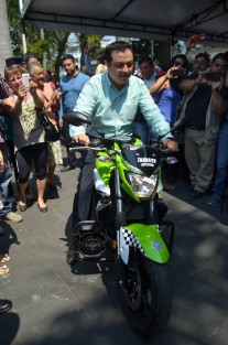 El Secretario de Seguridad Pública, Jaime Téllez Marie y el Alcalde de Xalapa, Américo Zúñiga acudieron a la entrega de patrullas y equipo para Tránsito y seguridad vial, el cual fue adquirido gracias a lo recaudado en multas.