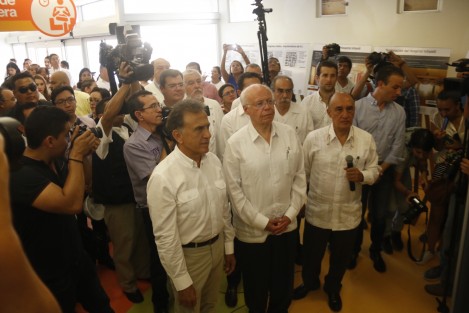 El secretario de salud, José Narro Robles, en compañia del gobernador de Veracruz, Miguel Ángel Yunes Linares, realizó un recorrido por el Hospital del Niño para constatar los avances de la remodelación de este sitio.