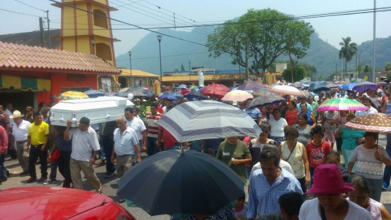  Este jueves se llevó a cabo el sepelio de Juan Carlos Arias, una de las cuatro víctimas de la balacera en el bar La Botana. Tenía 22 años  y domicilio en Ixtaczoquitlán,  empleado de la empresa Scribe y ese martes tras salir de trabajar, había asistido al aniversario del bar La Botana, ubicado en la colonia Ferrer Guardia al sur de Orizaba.